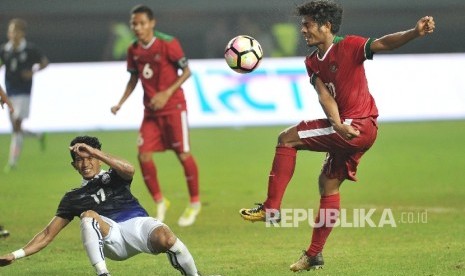 Pemain timnas Indonesia U-23 Ilham Udin Armaiyn mengontrol bola.