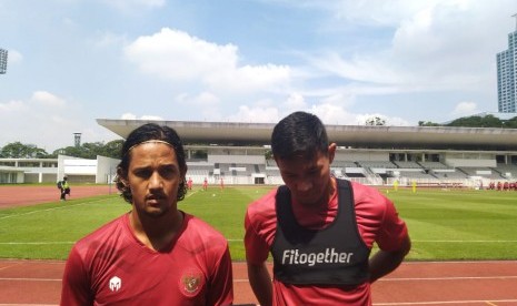 Pemain timnas Indonesia, Irfan Bachdim (kiri) dan Andy Setyo (kanan) saat latihan di Stadion Madya Gelora Bung Karno, Jakarta, Sabtu (15/2).