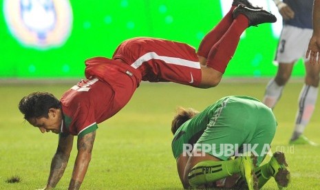 Pemain timnas Indonesia Irfan Bachdim menghindari hadangan penjaga gawang Kamboja dalam laga uji coba di Stadion Patriot Chandrabhaga, Bekasi, Rabu (4/10).