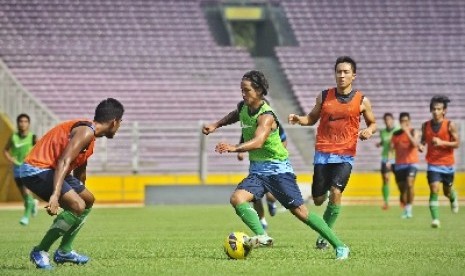 Pemain timnas Indonesia Irfan Bachdim (tengah).