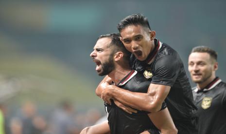 Pemain timnas Indonesia Jordi Amat melakukan selebrasi seusai mencetak gol ke gawang Burundi dalam laga Fifa Match Day di Stadion Patriot Candrabhaga, Bekasi, Jawa Barat, Selasa (28/3/2023). Pertandingan berakhir dengan skor imbang 2-2.