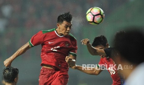 Pemain timnas Indonesia Lerby Eliandry melepaskan sundulan kearah gawang Kamboja dalam laga uji coba di Stadion Patriot Chandrabhaga, Bekasi, Rabu (4/10).