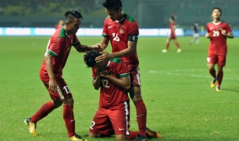 Pemain Timnas Indonesia Lerby Eliandry Pong Babu (kedua kiri) melakukan selebrasi usai mencetak gol pertama bagi Indonesia saat melawan Timnas Kamboja dalam pertandingan persahabatan di Stadion Patriot Candrabhaga, Bekasi, Jawa Barat, Rabu (4/10).