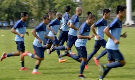 Pemain timnas Indonesia melakukan latihan di lapangan 1, komplek Stadion My Dinh, Hanoi, Ahad (23/11). 