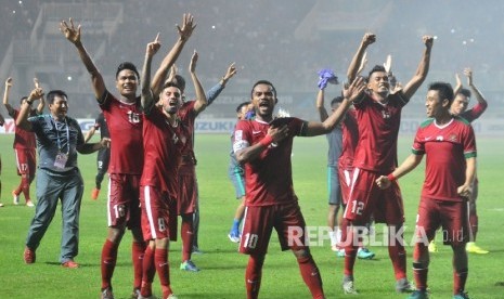   Pemain timnas Indonesia melakukan selebrasi seusai mengalahkan timnas Thailand dalam laga final leg pertama piala AFF 2016 di Stadion Pakansari, Cibinong, Jawa Barat, Rabu (14/12).