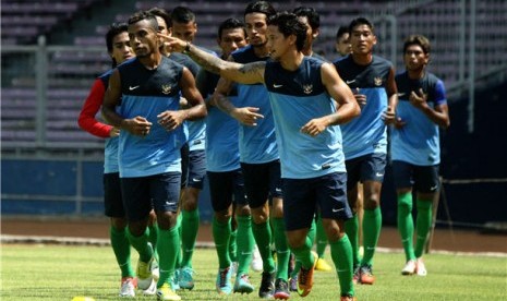 Pemain Timnas Indonesia melakukan sesi latihan di Stadion Utama Gelora Bung Karno (GBK), Jakarta, Jumat (15/3). 