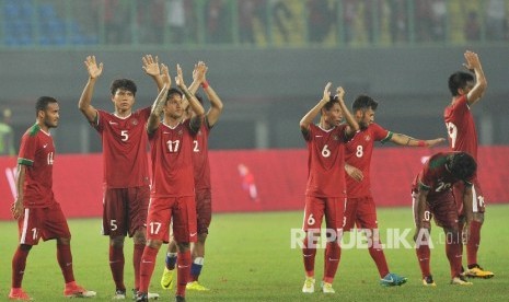 Pemain timnas Indonesia memberikan salam kepada suporter seusai laga uji coba melawan Kamboja di Stadion Patriot Chandrabhaga, Bekasi, Rabu (4/10).