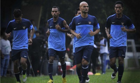 Pemain timnas Indonesia menggelar latihan untuk persiapan timnas menghadapi pertandingan penyisihan Pra Piala Asia melawan Arab Saudi di Lapangan PSSI, Jakarta, Jumat (15/3). 