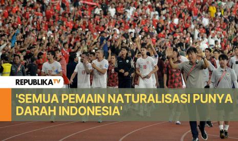 Pemain timnas Indonesia menyapa suporter yang memberikan dukungan saat pertandingan Kualifikasi Piala Dunia 2026 antara Indonesia melawan Australia di Stadion GBK, Senayan, Jakarta, Selasa (11/9/2024).