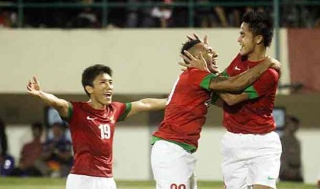 Pemain Timnas Indonesia merayakan gol yang dicetak M Roby (kanan) sat menghadapi Filipina, dalam partai persahabatan di Stadion Manahan, Solo, Jateng, Rabu (14/8). 