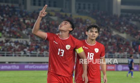 Pemain Timnas Indonesia Muhammad Ferarri melakukan selebrasi seusai mencetak gol ke gawang Laos pada pertandingan grup B Piala AFF 2024 di Stadion Manahan, Solo, Kamis (12/12/2024). 