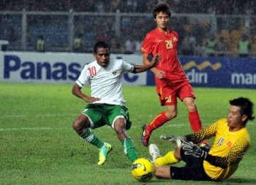 Pemain Timnas Indonesia, Oktovianus Maniani (kiri), mengejar bola dengan pemain Vietnam saat pertandingan semifinal SEA Games ke-26 di Stadion Utama Gelora Bung Karno, Jakarta, Sabtu (19/11) malam.