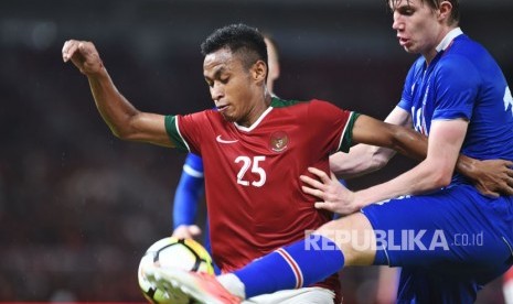 Pemain Timnas Indonesia Osvaldo Ardiles Haay (kiri) berebut bola dengan pemain Islandia Felix Orn Fridriksson (kanan) dalam pertandingan persahabatan di Stadion Utama Gelora Bung Karno, Jakarta, Ahad (14/1).