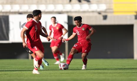 Pemain timnas Indonesia Pratama Arhan beraksi saat berhadapan dengan Libya pada laga uji coba di Turki, Jumat (5/1/2024). Indonesia kembali harus mengakui keunggulan Libya kali ini dengan skor 1-2.