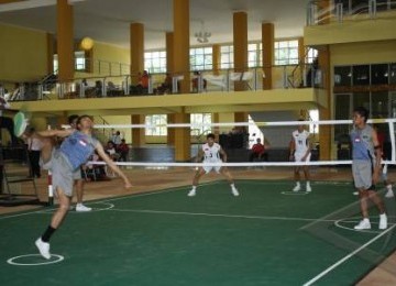 Pemain Timnas Indonesia Putra A menendang bola takraw saat melawan timnas putra B pada ujicoba arena sepaktakraw, di Sriwijaya Promotion Centre, Jakabaring, Palembang, Sumatera Selatan, Sabtu (8/10).