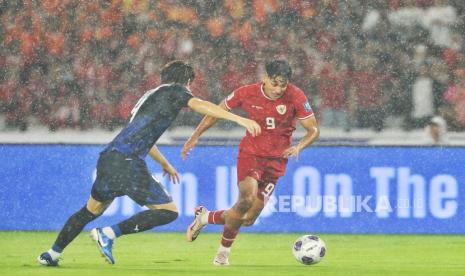 Pemain timnas Indonesia Rafael Struick berebut bola dengan pemain timnas Jepang saat bertanding pada babak ketiga Kualifikasi Piala Dunia 2026 Grup C di Stadion Utama Gelora Bung Karno (SUGBK), Jakarta, Jumat (15/11/2024).