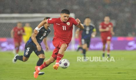 Pemain timnas Indonesia Ragnar Oeratmangoen berebut bola dengan pemain timnas Jepang saat bertanding pada babak ketiga Kualifikasi Piala Dunia 2026 Grup C di Stadion Utama Gelora Bung Karno (SUGBK), Jakarta, Jumat (15/11/2024).