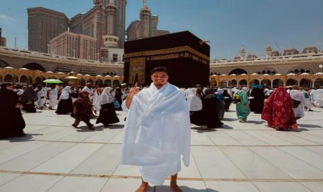 Pemain timnas Indonesia Ragnar Oratmangoen menjalani ibadah umrah di Masjidil Haram, Makkah.