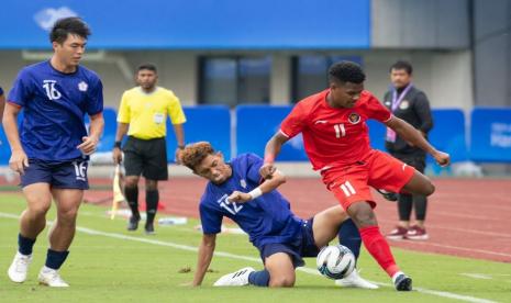 Pemain timnas Indonesia Ramai Rumakiek (kanan) saat melawan China Taipei pada sepak bola putra Asian Games 2022 Hangzhou.