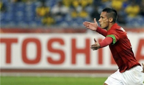 Pemain timnas Indonesia, Raphael Maitimo, meluapkan kegembiraannya usai mencetak gol ke gawang Laos pada pertandingan penyisihan grup B Piala AFF 2012 di stadion Bukit Jalil, Kuala Lumpur, Malaysia, Minggu (25/11). 