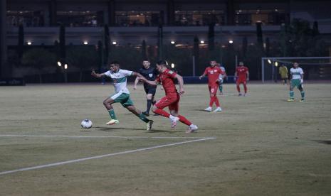 Pemain timnas Indonesia Ricky Kambuaya menggiring bole menembus pertahanan Afghanistan dalam laga uji coba di Antalya, Turki, Selasa (16/11). Afghanistan mengalahkan Indoensia 1-0. 