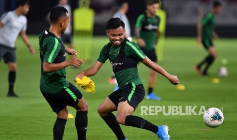 Pemain Timnas Indonesia Saddil Ramdani (kanan) berebut bola dengan pemaian Timnas Irfan Jaya saat berlatih di Stadion Utama Gelora Bung Karno, Jakarta, Ahad (1/9/2019). 