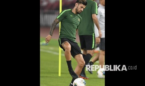 Pemain timnas Indonesia Stefano Lilipaly bersama rekan setimnya mengikuti sesi latihan resmi di Stadion Utama Gelora Bung Karno, Senayan, Jakarta, Rabu (4/9/2019).