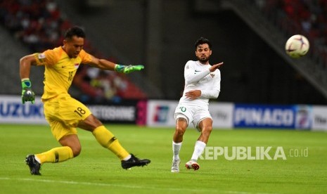 Pemain timnas Indonesia Stefano Lilipaly (kanan) berhadapan dengan penjaga gawang timnas Singapura Hassan Abdullah Sunny dalam penyisihan grub B Piala AFF 2018 di Stadion Nasional Singapura, Jumat (9/11/2018).