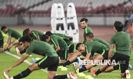 Pemain timnas Indonesia Stefano Lilipaly (keempat kanan) bersama rekan setimnya mengikuti sesi latihan resmi di Stadion Utama Gelora Bung Karno, Senayan, Jakarta, Rabu (4/9/2019).