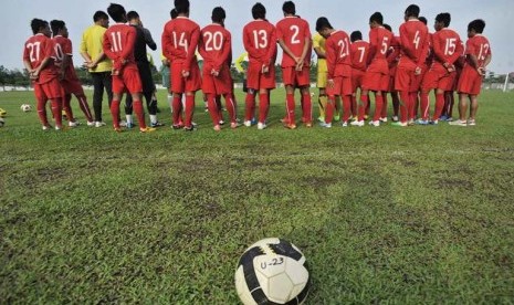 Pemain timnas Indonesia tengah mendengarkan instruksi pelatih dalamn satu latihan