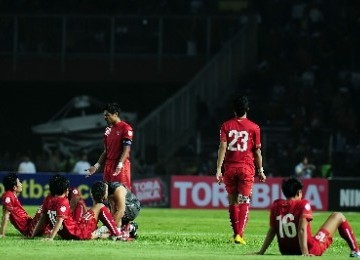 Pemain Timnas Indonesia, terdiam saat wasit menghentikan pertandingan akibat suasana yang tidak kondusif pada laga kedua putaran III kualifikasi Piala Dunia 2014 Zona Asia di Stadion Gelora Bung Karno, Senayan, Jakarta, Selasa (6/9). 