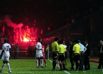 Pemain Timnas Indonesia, terdiam saat wasit menghentikan pertandingan akibat suasana yang tidak kondusif pada laga kedua putaran III kualifikasi Piala Dunia 2014 Zona Asia di Stadion Gelora Bung Karno, Senayan, Jakarta, Selasa (6/9).