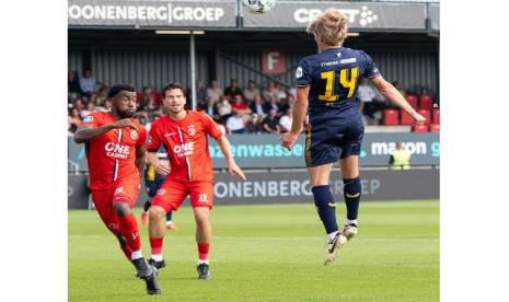 Pemain timnas Indonesia Thom Haye (tengah) yang sedang membela timnya Almere City, menyaksikan pemain Twente Enschede Sem Steijn mencetak gol dalam pertandingan Eredivisie Belanda. Twente yang diperkuat calon bek timnas Indonesia Mees Hilgers menang telak 5-0 atas Almere City.