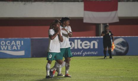 Pemain timnas Indonesia U-16 Muhammad Kafiatur Rizky (kiri) melakukan selebrasi usai berhasil menjebol gawang timnas Vietnam U-16 saat laga final Piala AFF U-16 2022 di Stadion Maguwoharjo, Depok, Sleman, DI Yogyakarta, Jumat (8/12/2022). Indonesia menang 1-0 dan berhak menjadi juara di ajang tersebut.