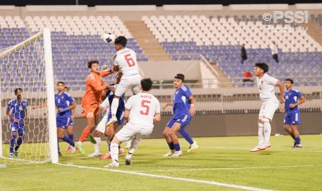 Pemain timnas Indonesia U-17 Evandra Florasta (6) menyambut bola disaksikan Mathew Baker (5) dalam pertandingan Grup G Kualifikasi Piala Asia U-17 melawan Kuwait U-17 di Kuwait, Rabu (23/10/2024).