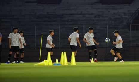 Pemain Timnas Indonesia U-17 saat sesi latihan di Gelora 10 November, Surabaya, Jawa Timur.