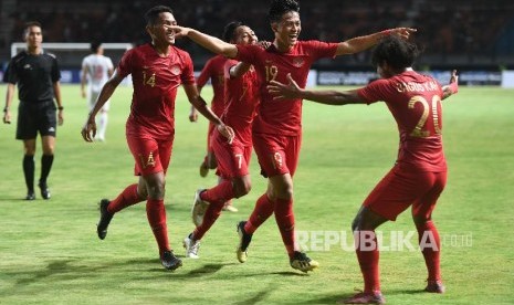 Pemain timnas Indonesia U-19 Alfeandra Dewangga Santosa (kedua kanan).