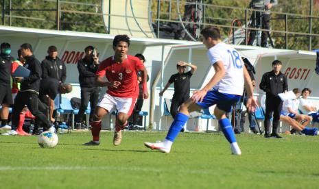 Pemain timnas Indonesia U-19 Amiruddin Bagas Kaffa (kiri) membawa bola mencoba melewati pemain Hajduk Split U-19.