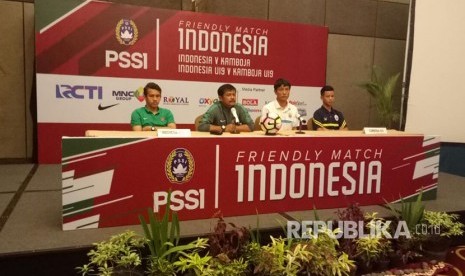 Pemain Timnas Indonesia U-19 Egy Maulana (pertama dari kiri), pelatih Timnas Indonesia U-19, Indra Sjafri (kedua dari kiri), pelatih Timnas Kamboja U-19, Kazunori Inoue (ketiga dari kiri) dan pemain Timnas Kamboja U-19, Teat Kimheng, saat melakukan jumpa pers di Hotel Aston Bekasi, Jawa Barat, Selasa (3/10).