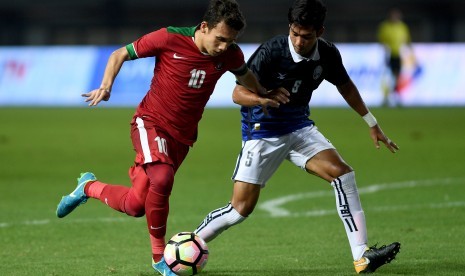 Pemain Timnas Indonesia U-19 Egy Maulana Vikri (kiri) menggiring bola dibayangi pemain Timnas Kamboja U-19 Chhoeung Visinu dalam pertandingan persahabatan di Stadion Patriot Candrabhaga, Bekasi, Jawa Barat, Rabu (4/10).