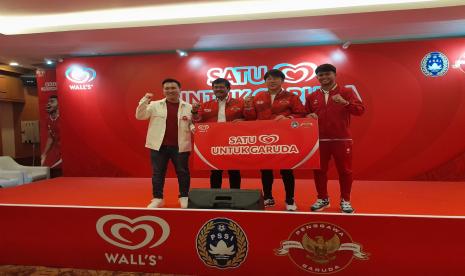 Pemain Timnas Indonesia U-20, Hokky Caraka (kanan-kiri); pelatih Timnas Indonesia U-20, Shin Tae Yong; Direktur Teknik PSSI, Indra Sjafri; dan Wall’s Ice Cream Marketing Lead, Bernardus Rendita Kusumo berfoto bersama dalam jumpa pers Sponsor Piala Dunia U-20 2023 di Hotel Sultan, Jakarta, Senin (20/3/2023).