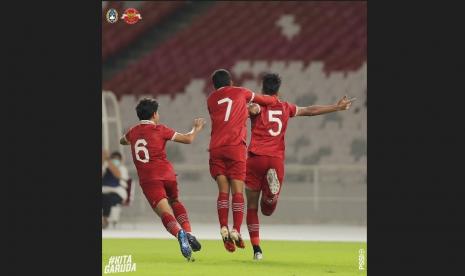 Pemain Timnas Indonesia U-20, Kakang Rudianto (kanan), melakukan selebrasi usai mencetak gol untuk membawa Garuda Nusantara unggul 2-0 atas Timnas Fiji U-20 dalam laga persahabatan di Stadion Utama Gelora Bung Karno, Jakarta, pada Jumat (17/2/2023).