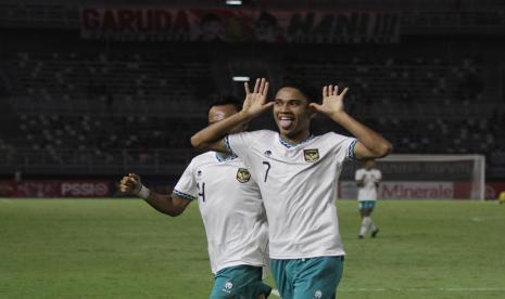 Pemain Timnas Indonesia U-22 Marselino Ferdinan (kanan).