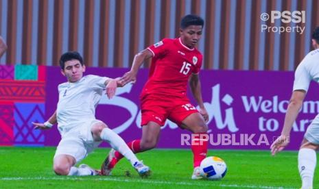 Pemain timnas Indonesia U-20 Marselinus Ama Ola membawa bola diganjal pemain Uzbekistan U-20.