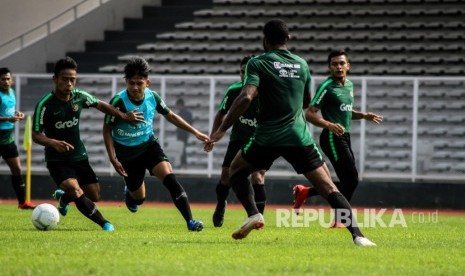 Pemain Timnas Indonesia U-22 mengikuti sesi latihan di Lapangan Madya, Komplek SUGBK, Senayan, Jakarta, Selasa (8/1/2019).