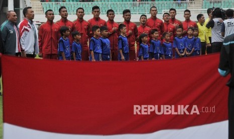 Pemain timnas Indonesia U-22 menyanyikan lagu Indonesia Raya sebelum laga persahabatan melawan Myanmar di Stadion Pakansari, Cibinong, Bogor (ilustrasi).