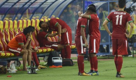 Pemain Timnas Indonesia U-22 tertunduk seusai bertanding melawan Timnas Malaysia U-22 dalam babak semi final SEA Games XXIX Kuala Lumpur di Stadion Majlis Perbandaran Selayang, Malaysia, Sabtu (26/8). Indonesia gagal ke final setelah kalah 0-1 dari Malaysia.