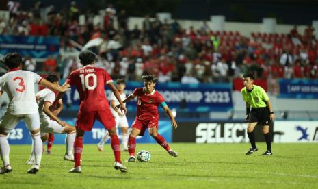 Pemain Timnas Indonesia U-23, Alfeandra Dewangga Santosa (kanan), menggiring bola saat melawan Timnas Vietnam U-23 dalam pertandingan Final Piala AFF U-23 2023 di Stadion Rayong, Thailand, Sabtu (26/8/2023).