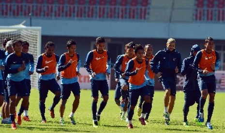 pemain timnas Indonesia U-23 melakukan sesi latihan ringan di Stadion Zeyar Thiri, Nyapyitaw, Myanmar, Rabu (18/12).