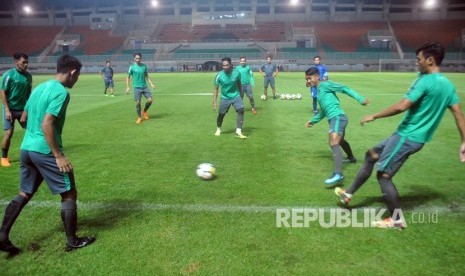 Pemain timnas Indonesia U-23 mengikuti latihan di Stadion Pakansari, Cibinong, Kabupaten Bogor, Jawa Barat, Kamis (26/4).